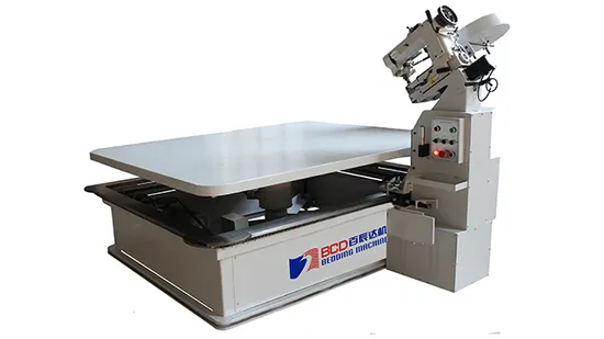 Machine de placage de chants de matelas verticalement de haut en bas